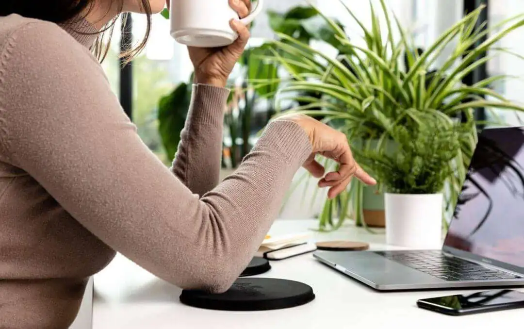 jelbows is an Ergonomic Addition to Your Desk to Combat Elbow & Wrist Discomfort - 6111ZuieU L. AC SL1308 6111ZuieU L. AC SL1308