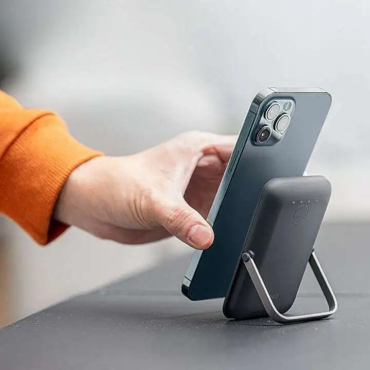Hoveo 5000mAh Wireless Magnetic Power Bank as an iPhone Stand -