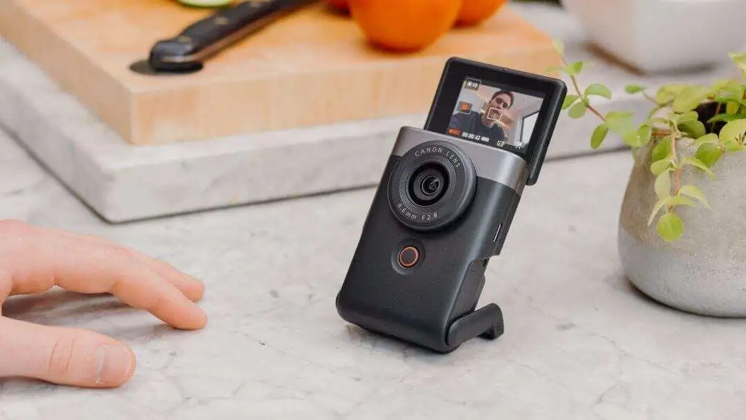 Canon PowerShot V10 Vlog Camera Features Face-Tracking, 4K Video, and Live Streaming - Canon PowerShot V10 Vlog and Still Camera 001 Canon PowerShot V10 Vlog and Still Camera 001