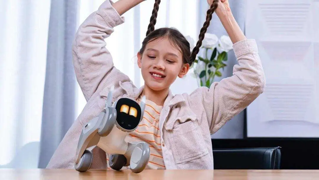 Cute Desktop Robot scaled 1