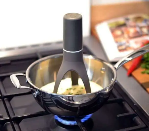 Self Stirring Utensil for Effortless Cooking