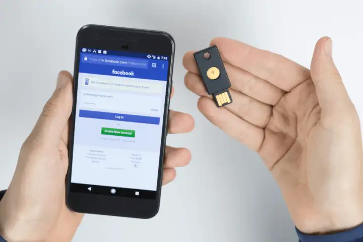 YubiKey NEO hands Facebook login 1