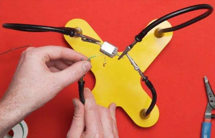 Helping Hands with 4 Flexible Metal Arms - adawdw adawdw