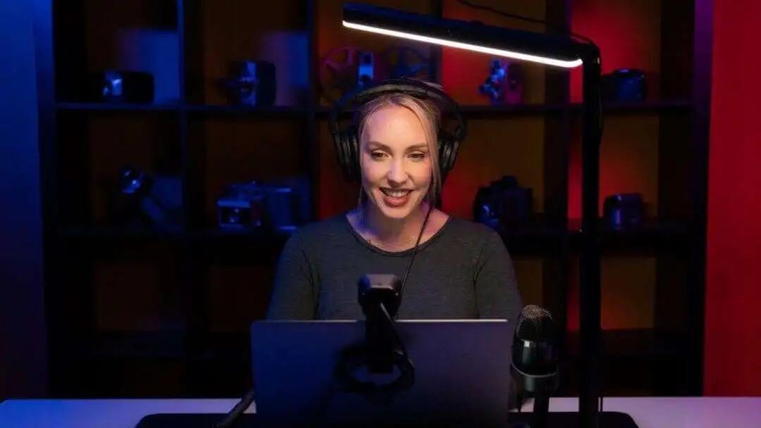 Logitech Litra Beam Offers TrueSoft Lighting With Multiple Positions - streamer using butterfly lighting desktop streamer using butterfly lighting desktop