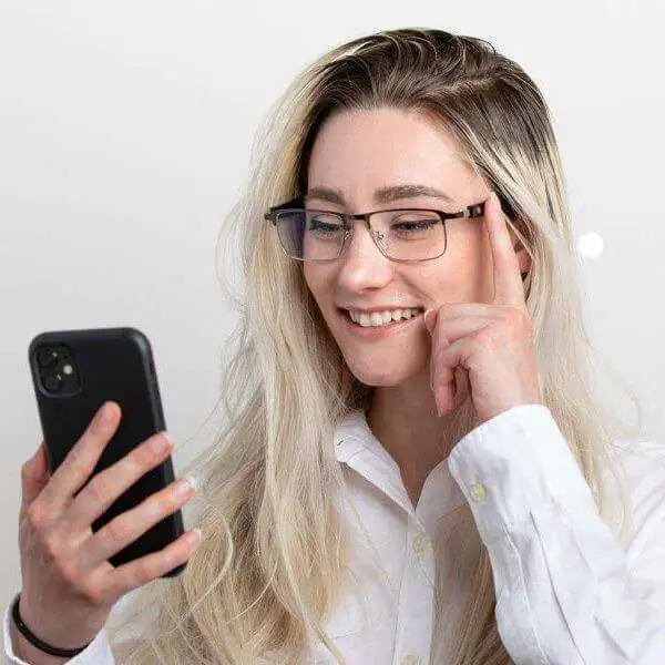 vue lite glasses taking selfie